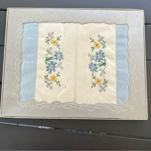 Vintage Floral Embroidered standard pillowcases 1923 Antique - Picture 2 of 8